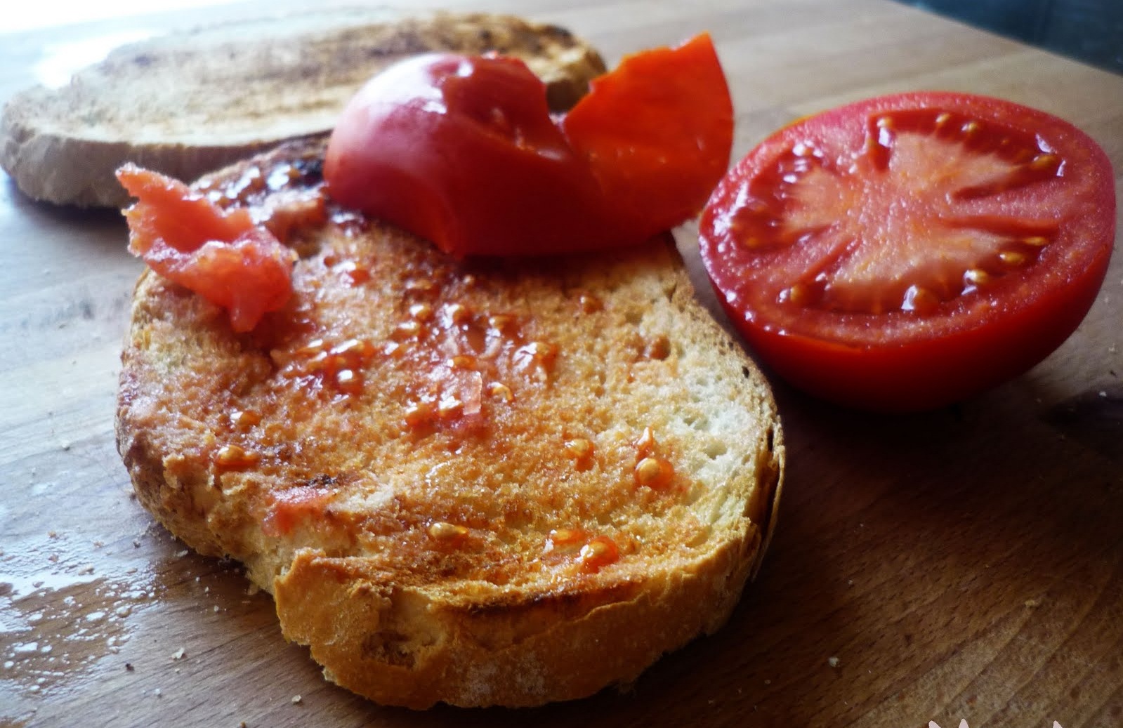 🍴: Pa amb tomaquet. Pan con tomate a la catalana.