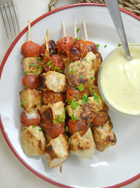 Brochetas de pollo con miel y mostaza