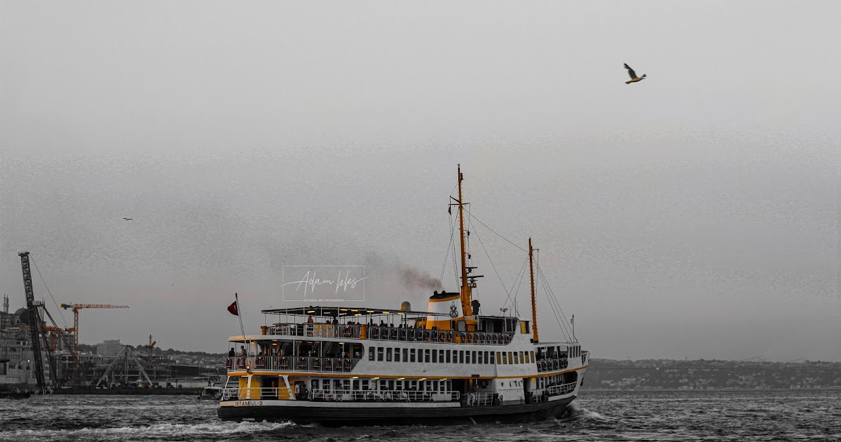 اجمل خلفيات مدينة اسطنبول سفينة نقل في وسط البحر خلفيات رائعة