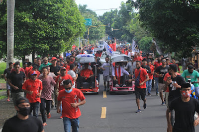 Kandidat bakal calon walikota dan wakil walikota saat di arak dengan bentor