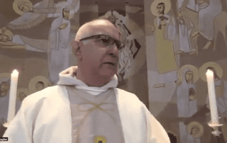 Em vídeo, padre pede ajuda em missa durante assalto a igreja