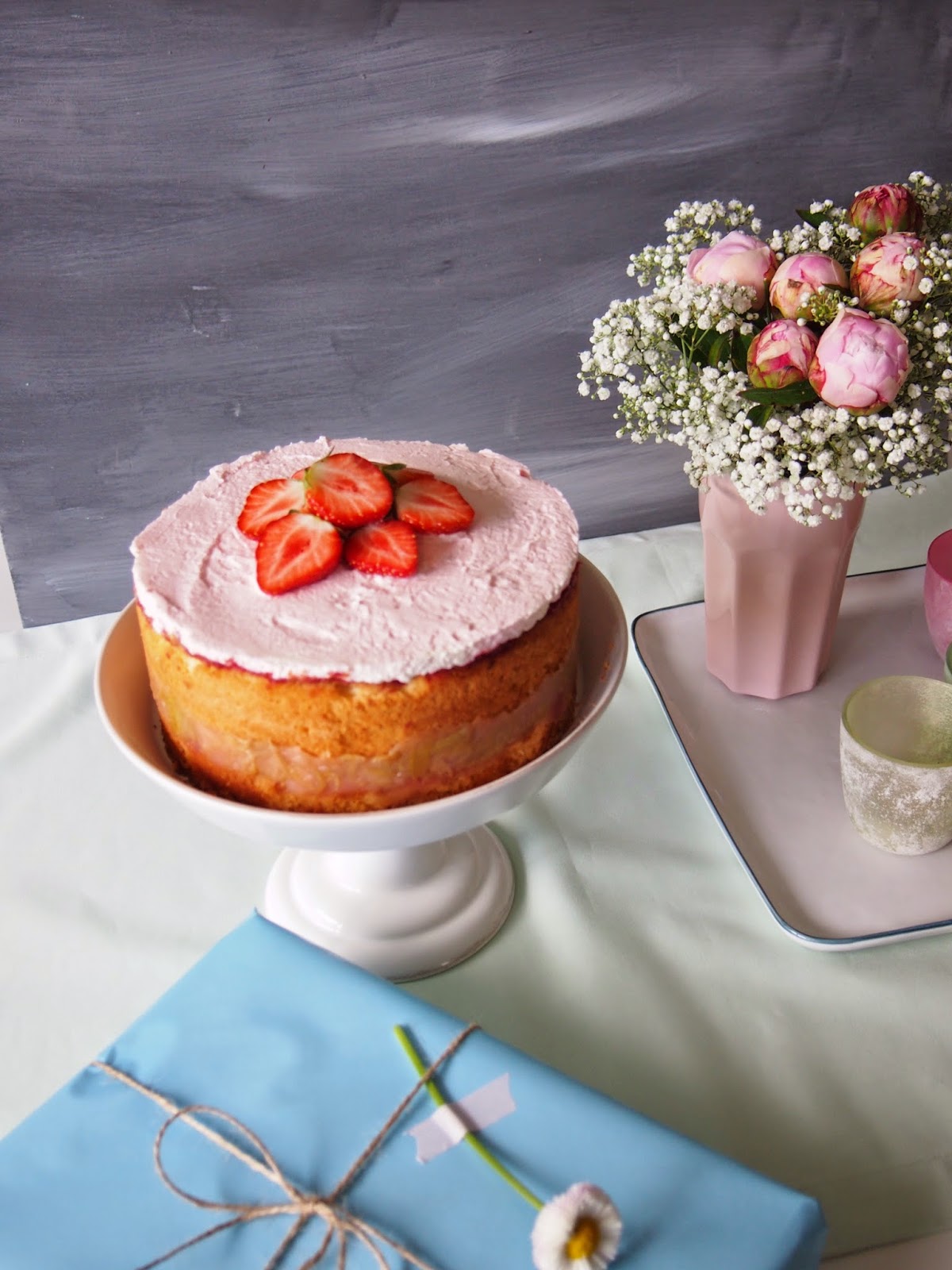 dieZuckerbäckerei: Rhabarber-Prosecco-Erdbeer-Törtchen zum Geburtstag