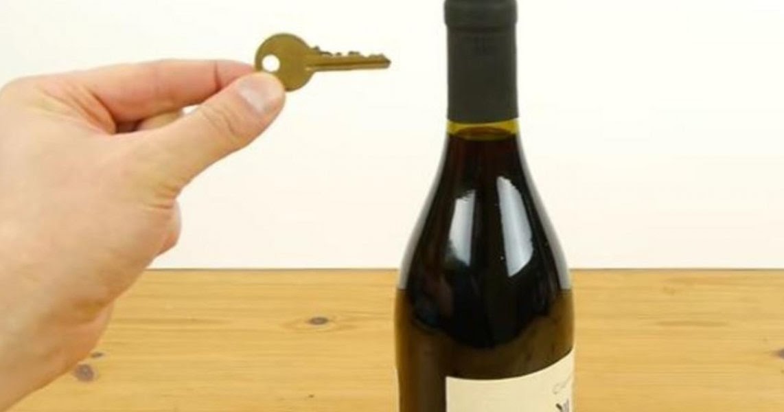 Открытое шампанское. Как открыть бутылку просекко. Открытые бутылки вина. Шампанское пуш. Открытие бутылки саблей.