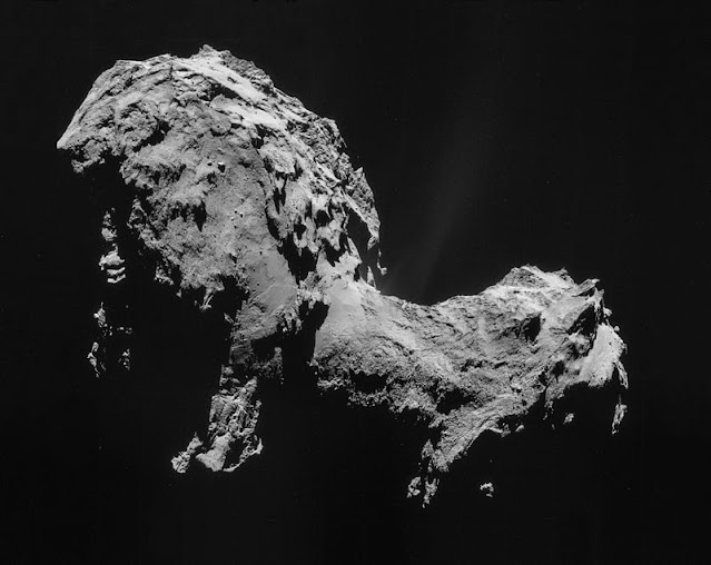 Mosaico de quatro imagens obtidas pela câmera de navegação (NAVCAM) da sonda espacial Rosetta em 19 de Setembro de 2014, a uma distância de 28,6 km do núcleo do cometa 67P/Churyumov-Gerasimenko