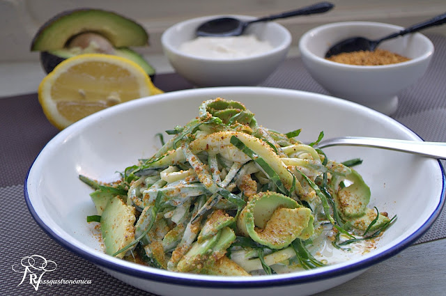 Ensalada de judías y calabacín con aderezo cremoso de tahini