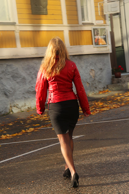 Autumn, Kuopio, thight skirt, leather jacket, see through shirt, stay-ups, high heels, big breasts, hard nipples  - Syksy, Kuopio, tiukka hame, nahkatakki, läpinäkyvä pusero, stay-upit, korkokengät,  isot rinnat, nännit nöpöttävät
