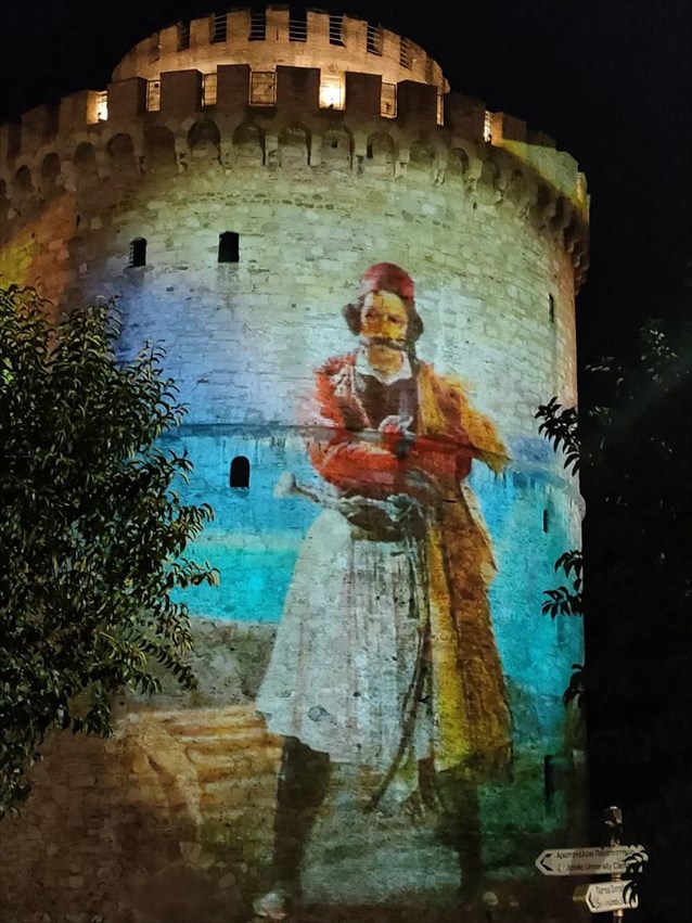 Στα χρώματα της Ελλάδας και με τα μηνύματα της Ελληνικής Επανάστασης φωτίστηκε απόψε, παρουσία του Δημάρχου Θεσσαλονίκης Κωνσταντίνου Ζέρβα, ο Λευκός Πύργος, στο πλαίσιο σειράς συμβολικών δράσεων που προετοιμάστηκαν, ώστε να τιμηθεί η εθνική επέτειος της 25ης Μαρτίου 1821. Το projection mapping στον Λευκό Πύργο για τα 200 χρόνια από την έναρξη της Ελληνικής Επανάστασης δημιούργησε ένα εντυπωσιακό θέαμα, με τις προβολές να αρχίζουν στις 7.30 το απόγευμα. Στην επιφάνεια του Λευκού Πύργου ζωντάνεψε η μορφή του “Έλληνα Αγωνιστή” από το έργο του ιταλού ζωγράφου Λουντοβίκο Λιπαρίνι, αποτυπώθηκαν οι στίχοι “Η δύναμή σου πέλαγο, η θέλησή μου βράχος” από τους Ελεύθερους Πολιορκημένους του Διονύσιου Σολωμού, ενώ προβλήθηκαν οι χρονολογίες “1821-2021” και με φόντο τη γαλανόλευκη σημαία το μήνυμα “200 χρόνια από την Ελληνική Επανάσταση”.