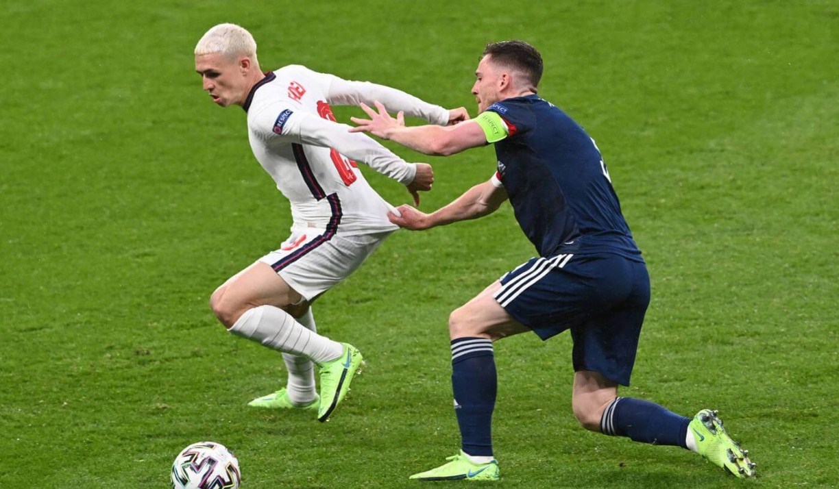 Phil Foden vs Andrew Robertson
