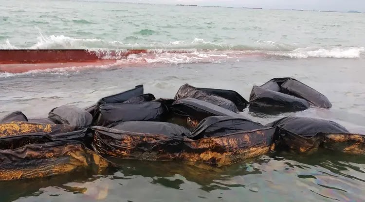 Perairan Batam Tercemar Limbah Minyak dari Kapal Tenggelam Perairan Batam Tercemar Limbah Minyak dari Kapal Tenggelam