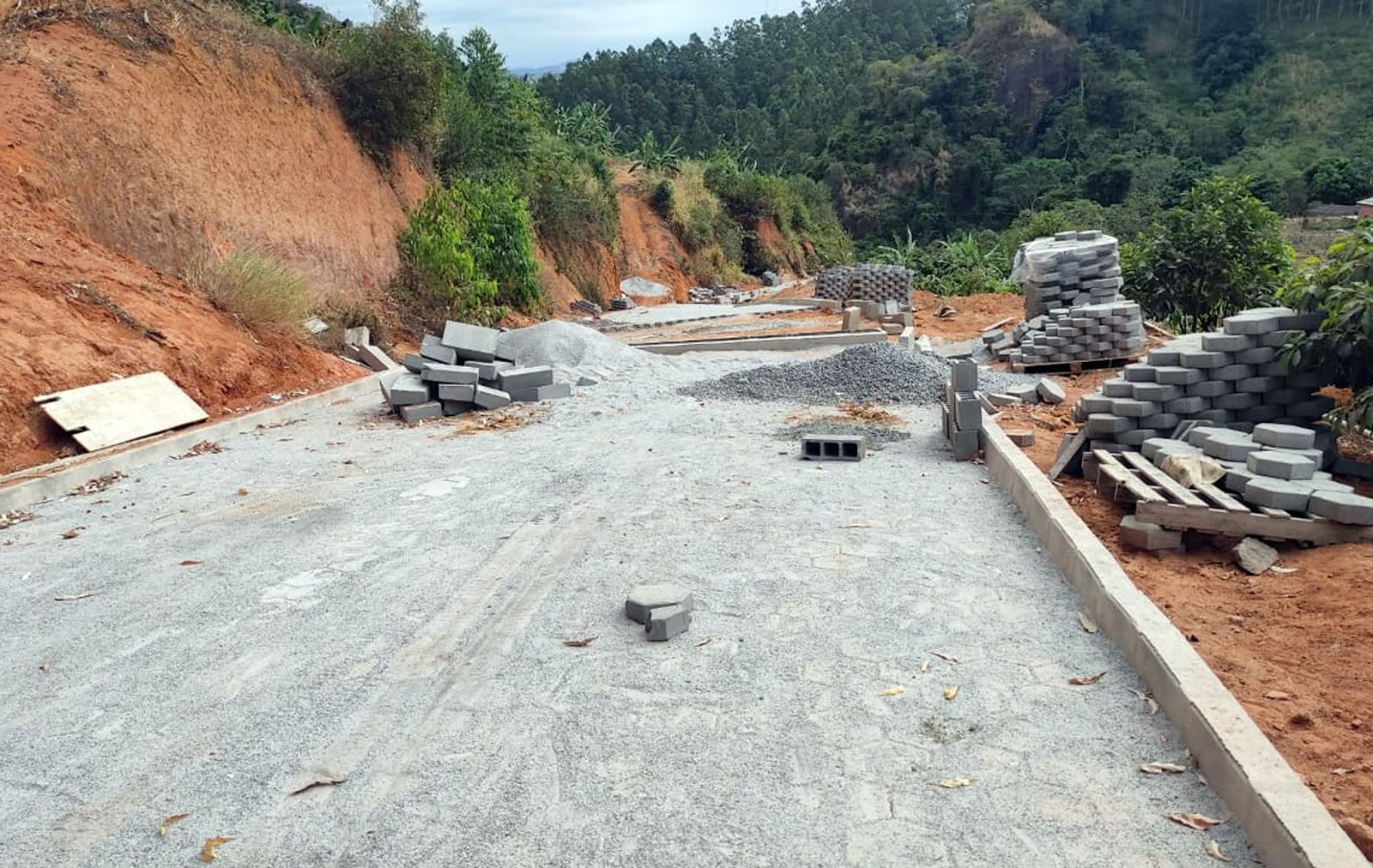 início das obras de calçamento em estrada que liga Governador Lindenberg a Mariândia início das obras de calçamento em estrada que liga Governador Lindenberg a Mariândia