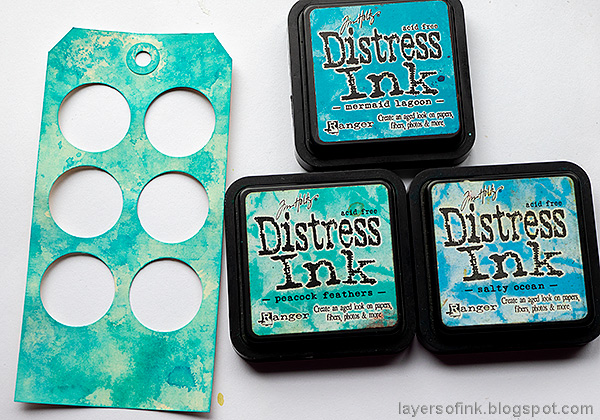 Layers of ink - Circle Shaker Tag Tutorial by Anna-Karin Evaldsson. Ink with Distress Ink.