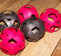 Natale - riciclo creativo carta per realizzare palline