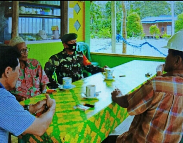 Jelang Pilkada Serentak, Personel TNI Gelar Komsos di Desa Ceruk Jelang Pilkada Serentak, Personel TNI Gelar Komsos di Desa Ceruk