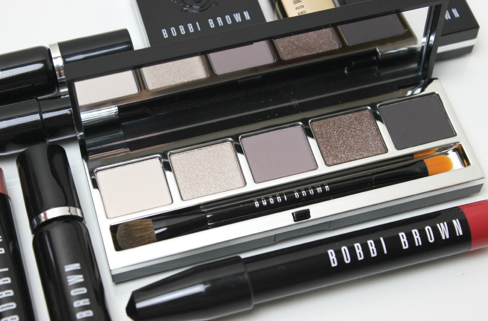 Bobbi brown natural brow shaper espresso. Eveline cosmetics eyebrow pomade помада для бровей, тон dark brown/темно-коричневый. Zola хна браун. Browns отзывы. Chanel ombre premiere eyeshadow 22.