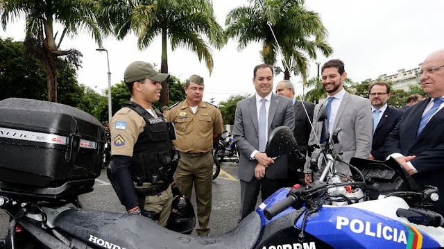 Paulo Câmara entrega 165 motocicletas para a PMPE