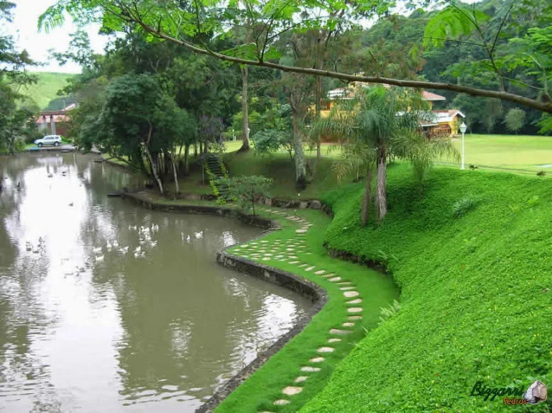 Na construção do lago executamos os caminhos de pedra com cacão de santo mé, os muros de pedra moledo com a execução do paisagismo.