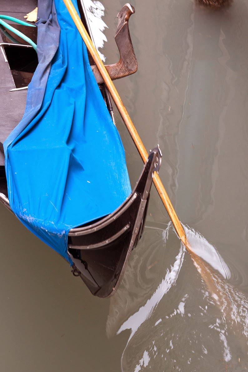 oar of partly covered gondola