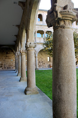 Claustro del monasterio de Santo Estevo de Ribas del Sil en la Ribera Sacra, Orense