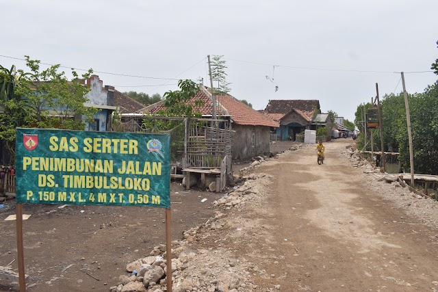Foto Kondisi Jalan di Desa Timbulsloko Sayung, Setelah di Urug TNI