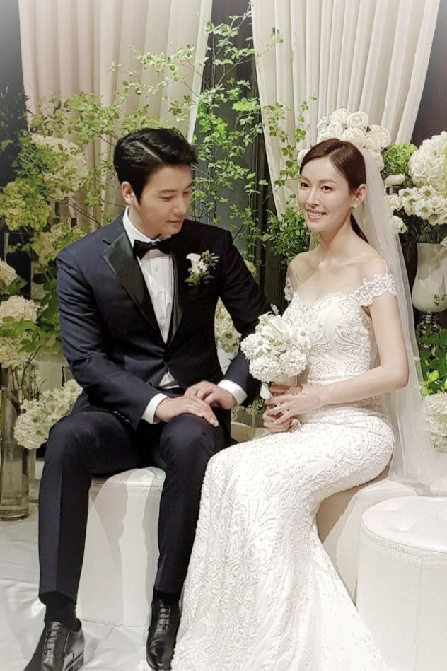 [theqoo] CELEBRITIES' WEDDING DRESSES Korean Celebrities
