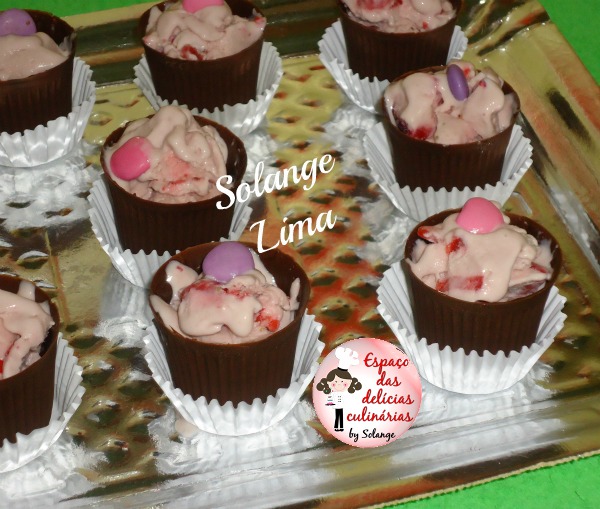 Copinhos de chocolate com mousse de morango Espaço das delícias culinárias Copinhos de chocolate com mousse de morango Espaço das delícias culinárias