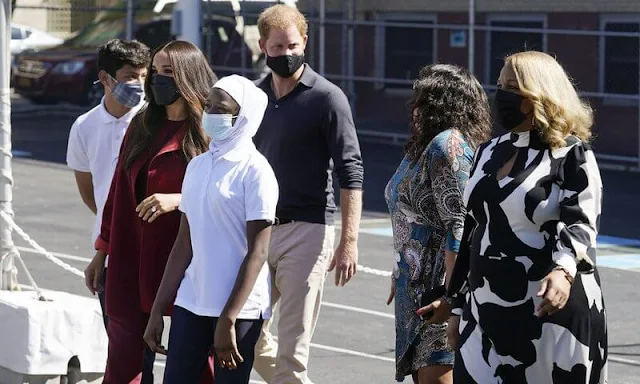 Meghan Markle wore an outfit from Loro Piana's Fall Winter 2021 Collection. Loro Piana Loreen cashmere cape and Antoine virgin pants