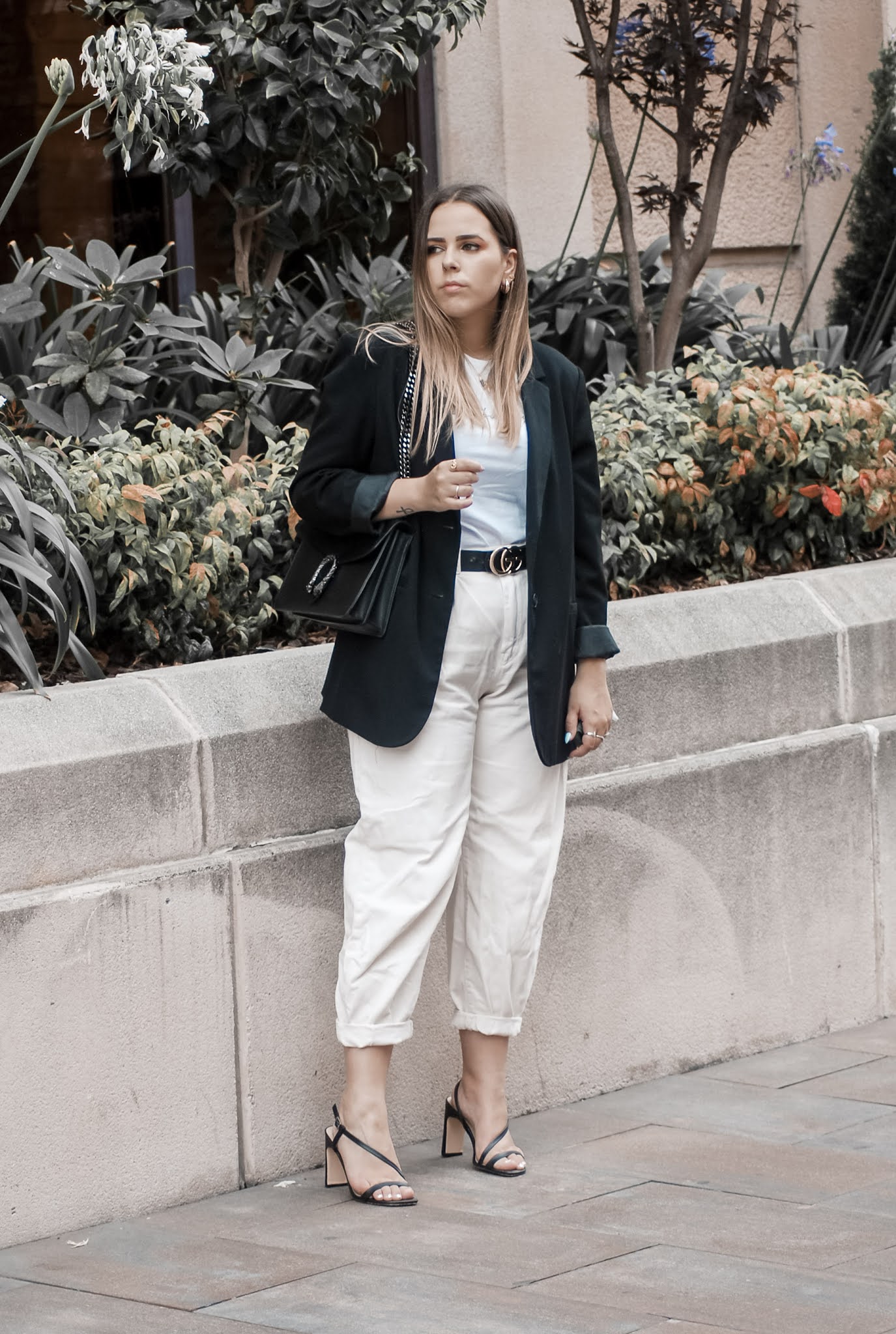 Outfit con slouchy beige