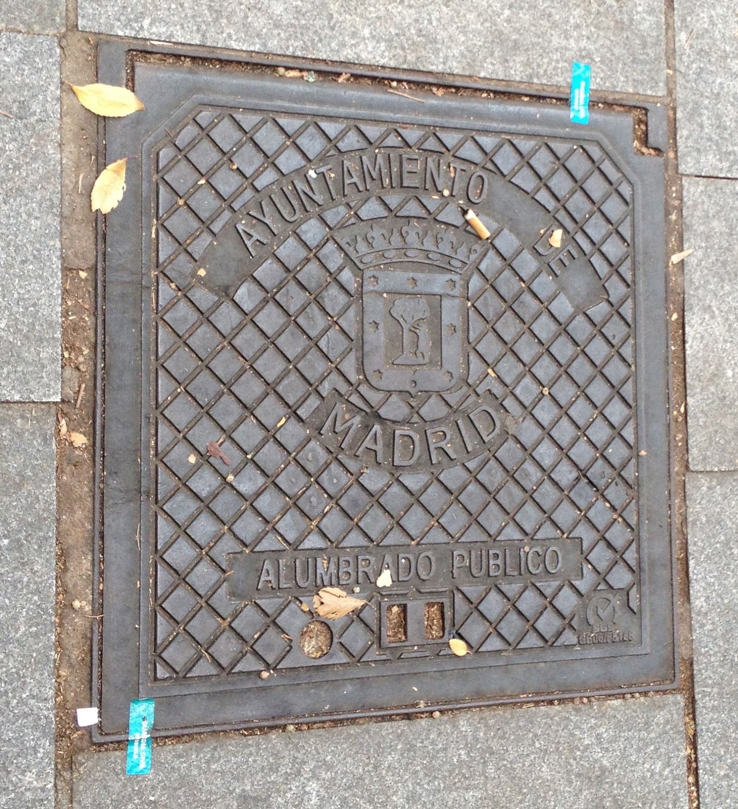 ALCANTARILLAS y tapas (manhole cover, vamos, para entendernos) Madrid