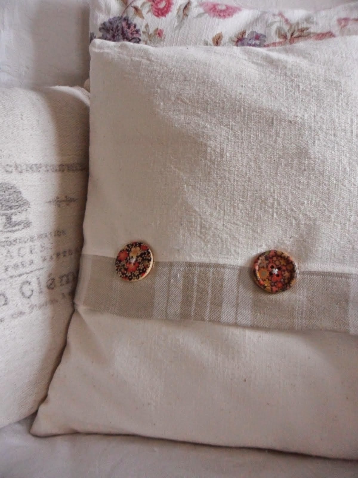 gillyflower Tutorial on How to make alternative buttonholes InSeam Buttonholes