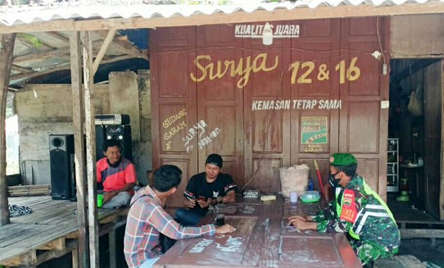 Babinsa Agung Sucianto Lakukan Komsos dengan Pekerja Bangunan Babinsa Agung Sucianto Lakukan Komsos dengan Pekerja Bangunan