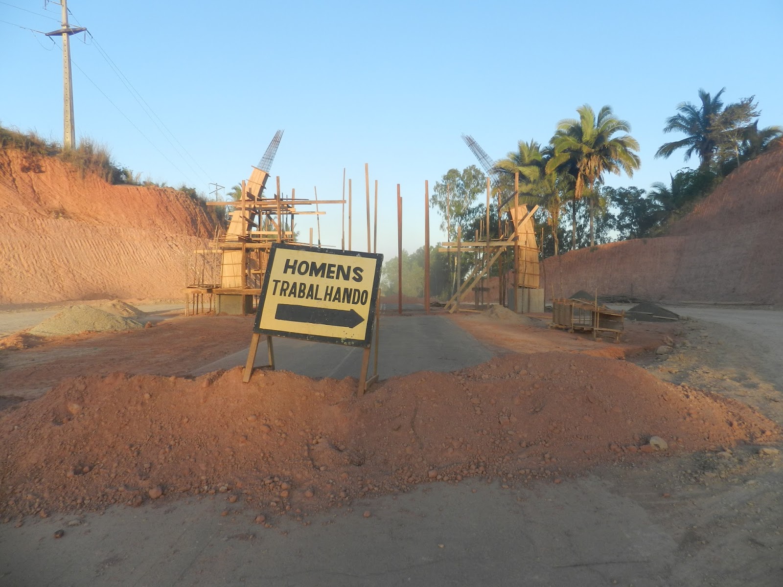 O prefeito de Lago dos Rodrigues está obrando na entrada da cidade
