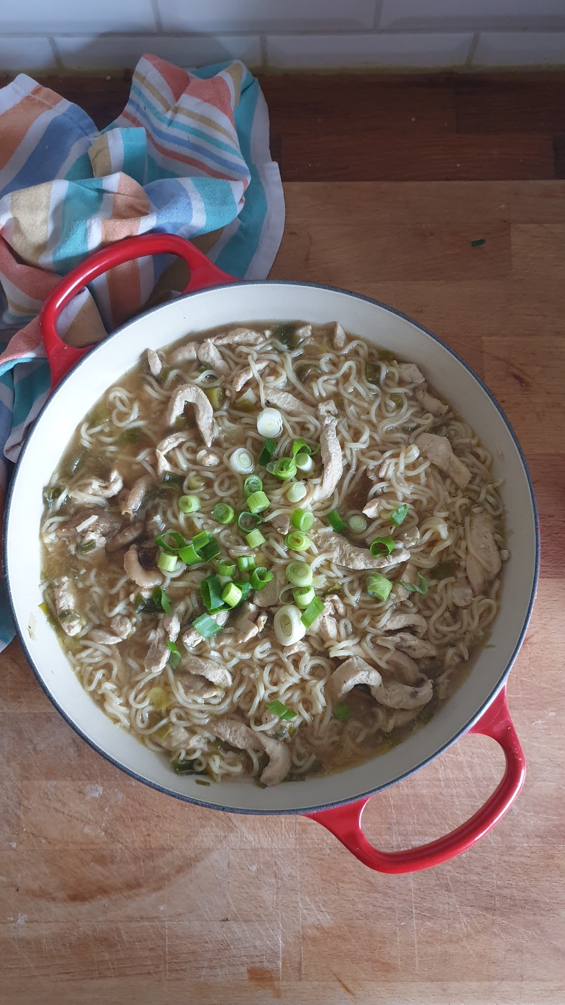 Caldo Asiático de Frango e Noodles