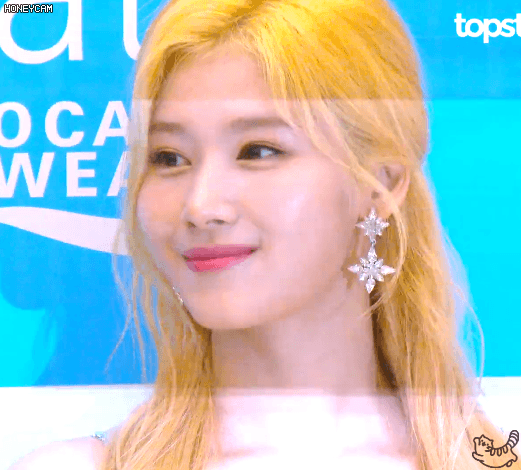트와이스 사나의 눈부신 미모
