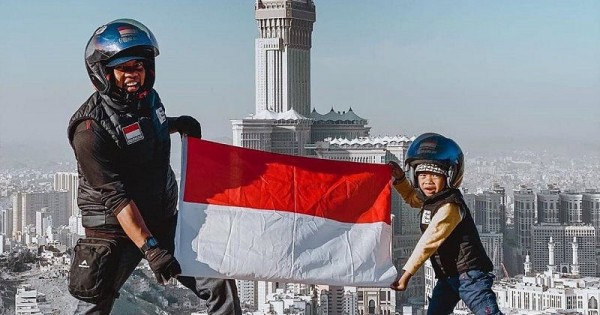 Ayah - Anak Asal Indonesia Ini Naik Motor Ke Mekkah, Ternyata Butuh Biaya Segini..! Mau Coba?