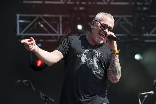 Nhóm nhạc rock tổ chức concert hàng nghìn người mặc Covid-19