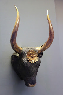 Ο κρατήρας της μάχης & ένα από τα χρυσά κύπελλα, στο Αρχαιολογικό Μουσείο  