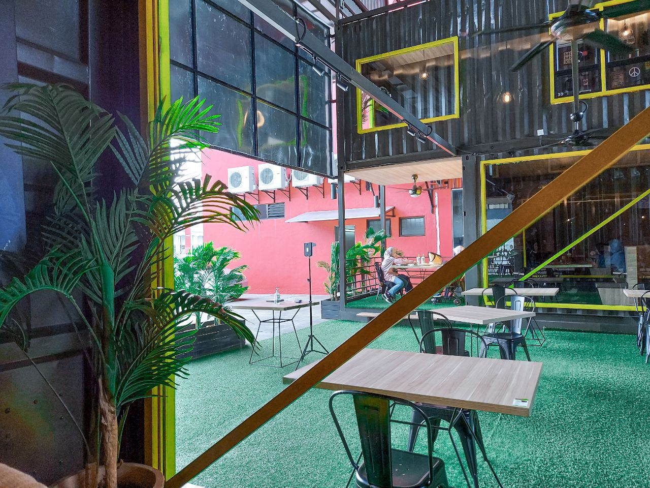 SYAZWANI RADZI Sharing Western Food at Nilai 3