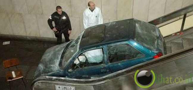 Mobil terjebak di eskalator