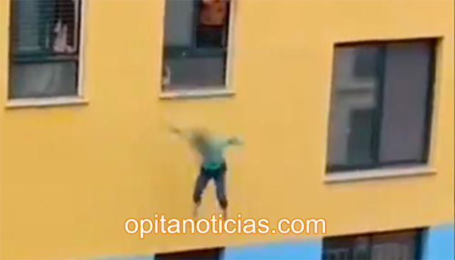 Niño se lanza de un edificio y lo recibe un vigilante en sus brazos