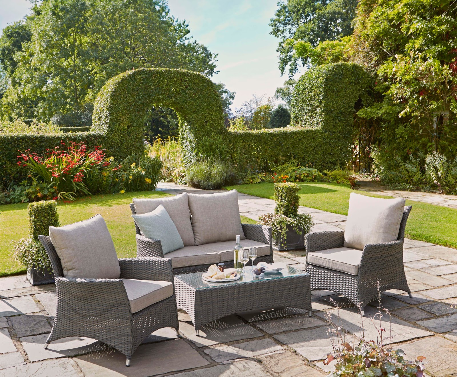 How to Create a Garden Perfect for Outdoor Entertaining