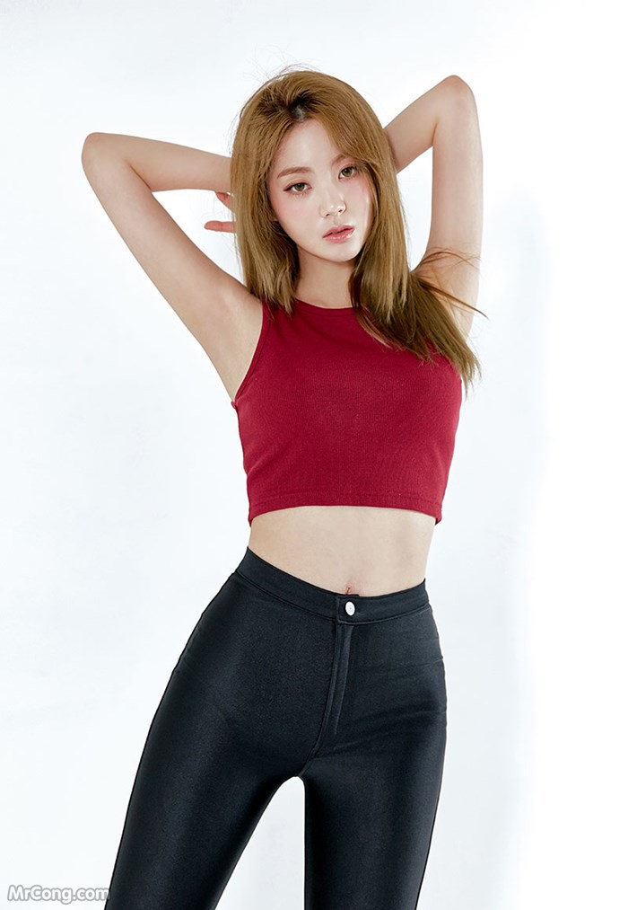 Lee Chae Eun beauty shows off her body with tight pants (22 pictures)