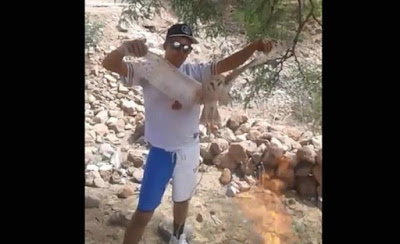 Hombres queman viva a una lechuza por considerarla bruja
