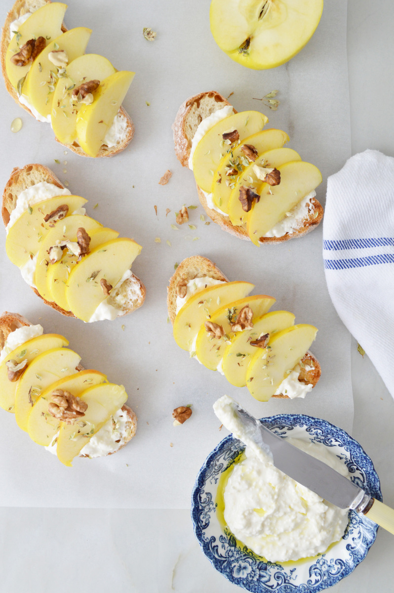crostini de maçã e queijo feta // apple and feta cheese crostini