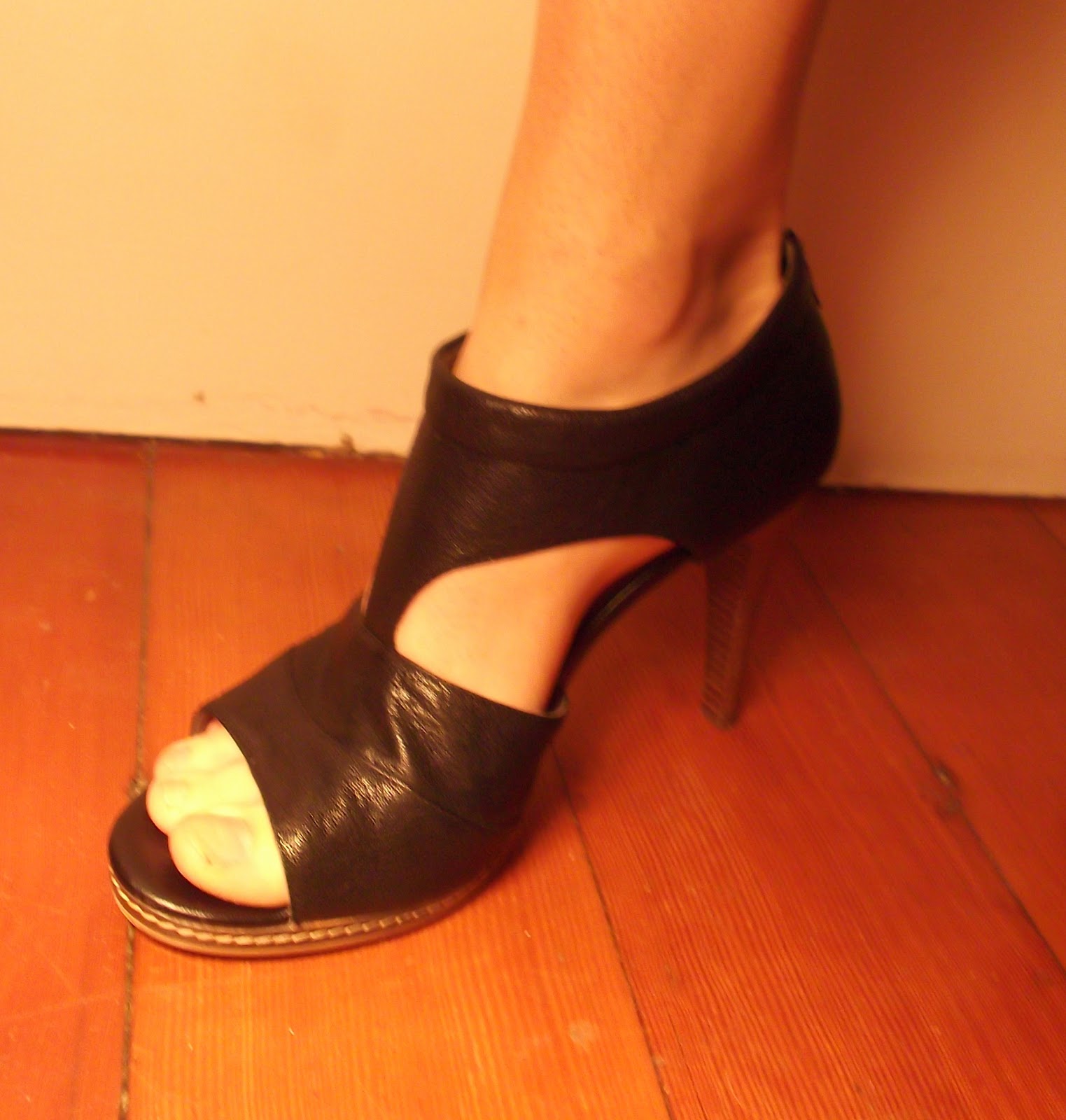 shoes to make feet look smaller