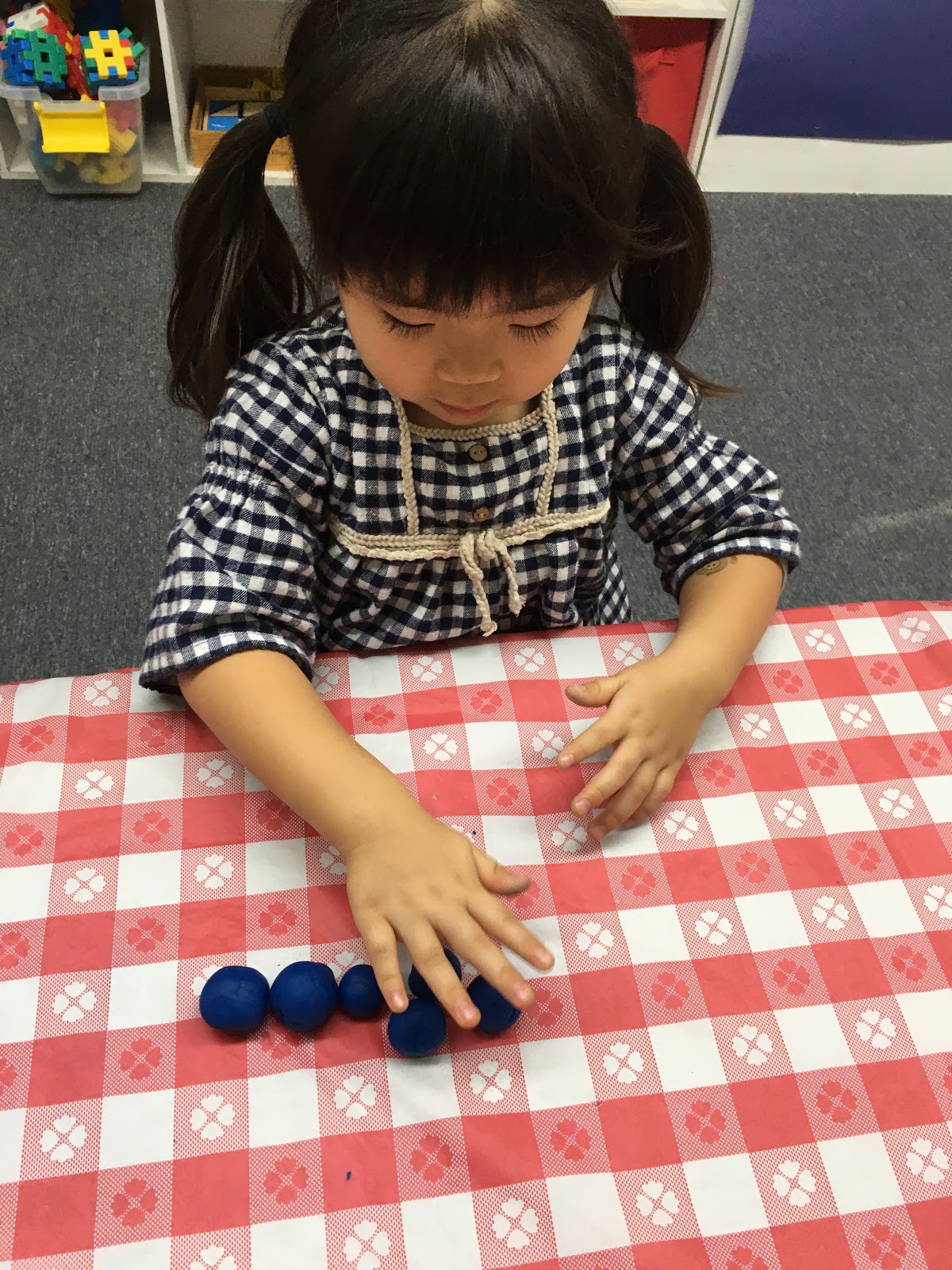 園長先生の保育日誌 お餅を丸める練習中