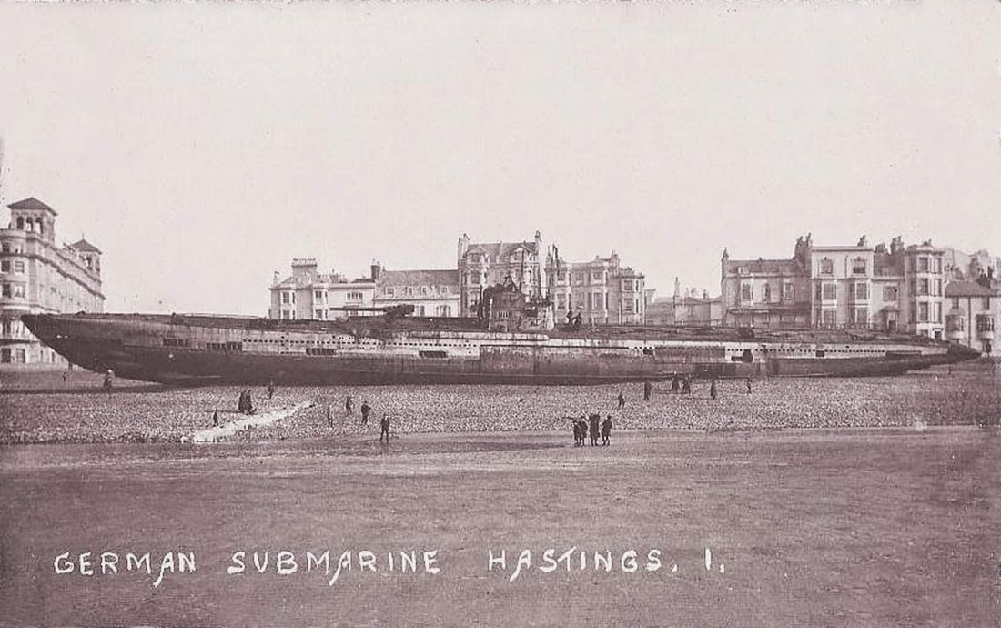 Naufrages & épaves WWI et WWII - Page 9 U-118,+a+World+War+One+submarine+washed+ashore+on+the+beach+at+Hastings,+England+(4)