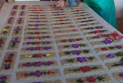 papel-antemoro-de-elaboracion-artesanal-con-flores-frescas-en-madagascar