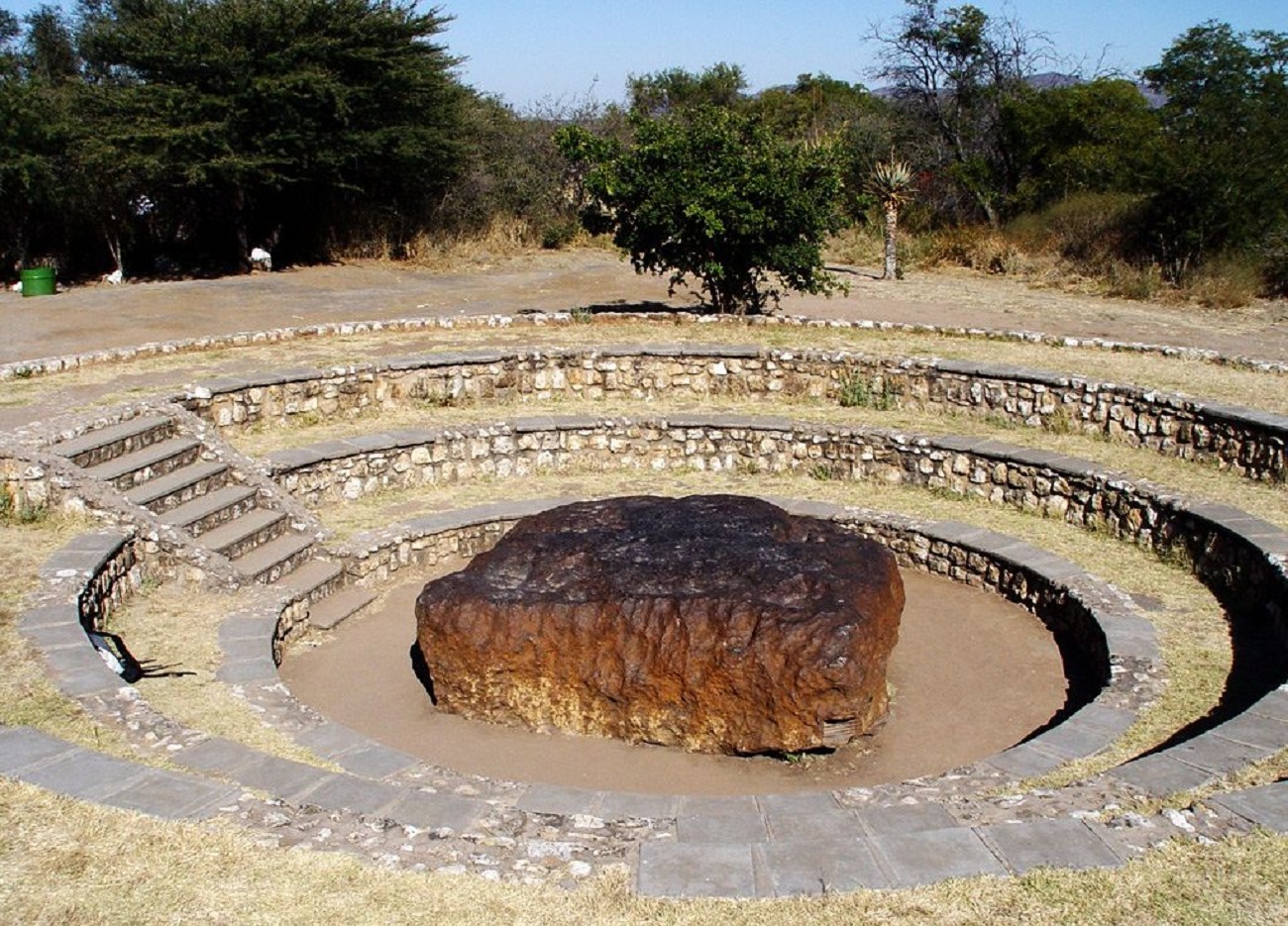 Гоба. Метеорит Гоба Намибия. Метеорит Гоба кратер. Намибия метеорит Гоба самый большой. Метеорит Гоба на земле.