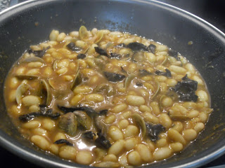 Guiso de Judías blancas con gambas, almejas y trompetas de la muerte.