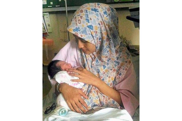 Bayi lahir di Restoran Marrybrown Bayi lahir di Restoran Marrybrown